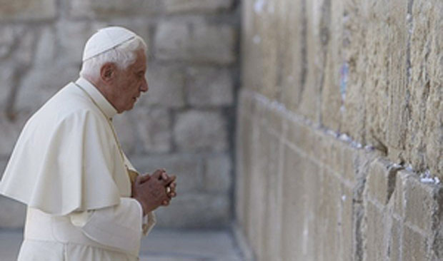 Papst Benedikt XVI betet am Tempel in Jerusalem